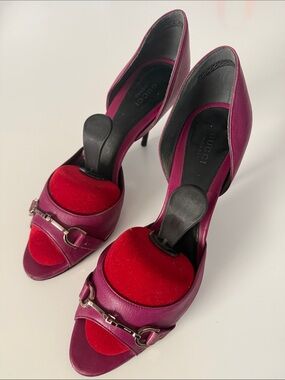 Gucci Open-Toe Heels Plum leather and Horsebit Detail